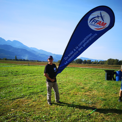 La flamme de la FFAM tenue par Philippe