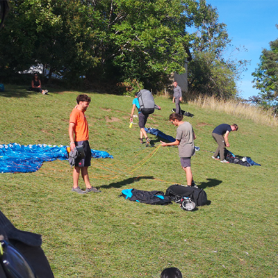 Les parapentistes qui se préparent