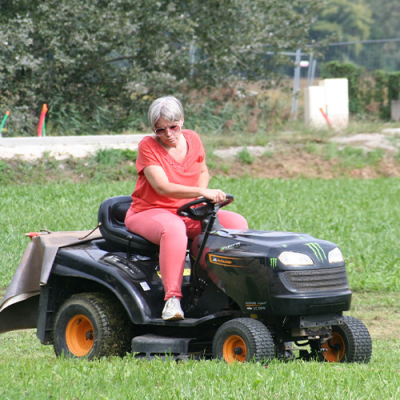 Nadège qui tond la piste pour les pilotes