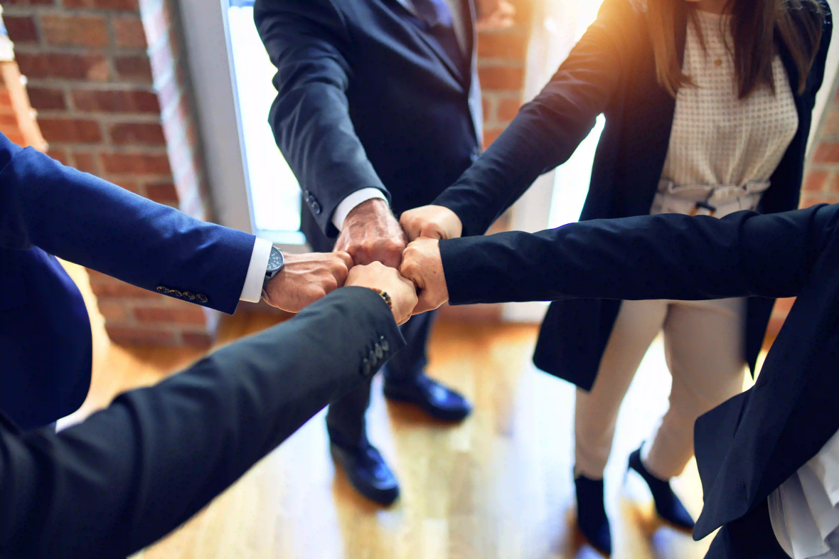 Une poignée de main, symbole d'une collaboration et de la confiance mutuelle