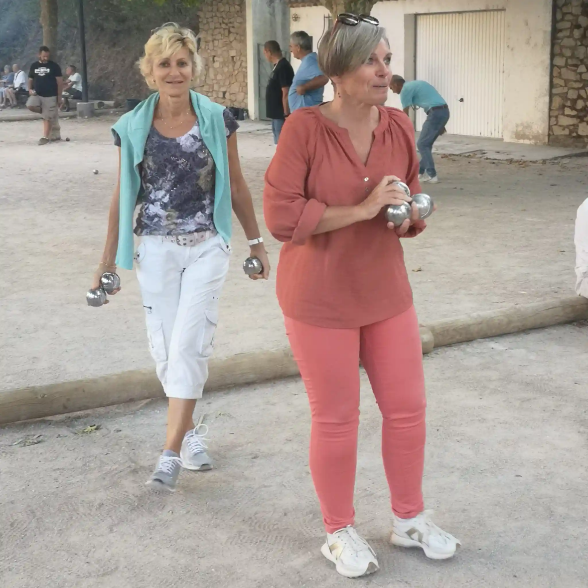 Nadege et Laurence jouent à la pétanque